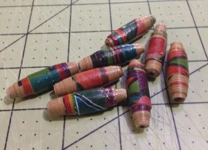 Handmade paper beads - Cuentas de collar hechas a mano