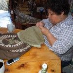 Irene borda varios bolsos para vender - Irene embroiders some bags for sale.