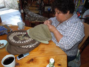 Irene borda varios bolsos para vender - Irene embroiders some bags for sale.