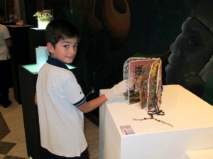 Visitante examina la obra. VISITOR EXAMINES THE WORK.