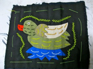 Esta mola es bastante mala: el appliqué viene fruncido y levantado, sin flores y con un colorido muy apagado... This mola is pretty bad: shirred and lifted appliqué, without flowers, with dull color... 